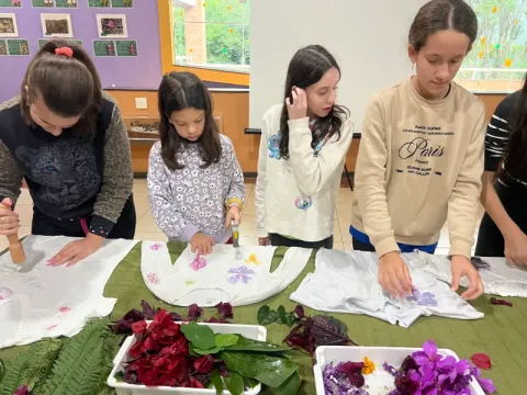 Estudantes da Escola Criativa Idade na Oficina de Impressão Botânica. Fonte: Acervo Fotográfico da Fundação Jardim Botânico de Poços de Caldas.