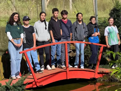 Estudantes da Escola Estadual Deputado Eduardo Vicente Nasser em visita monitorada. Fonte: Acervo Fotográfico da Fundação Jardim Botânico de Poços de Caldas.