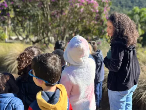Estudantes do Colégio Batista em visita monitorada. Fonte: Acervo Fotográfico da Fundação Jardim Botânico de Poços de Caldas.