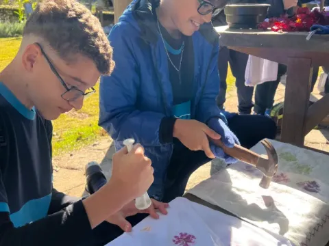 Estudantes do Colégio Visão na Oficina de Impressão Botânica. Fonte: Acervo Fotográfico da Fundação Jardim Botânico de Poços de Caldas.